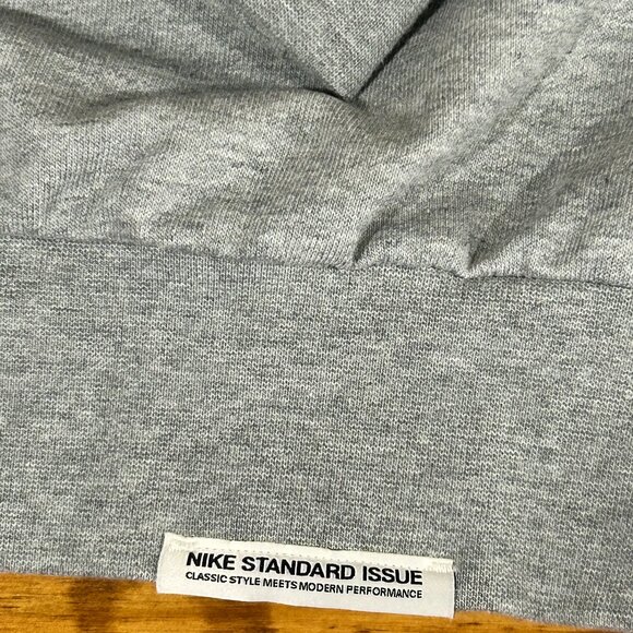 Nike Men's Dri-FIT UV Performance Crew Sweatshirt side Zipper Pocket Size Medium - Picture 2 of 3